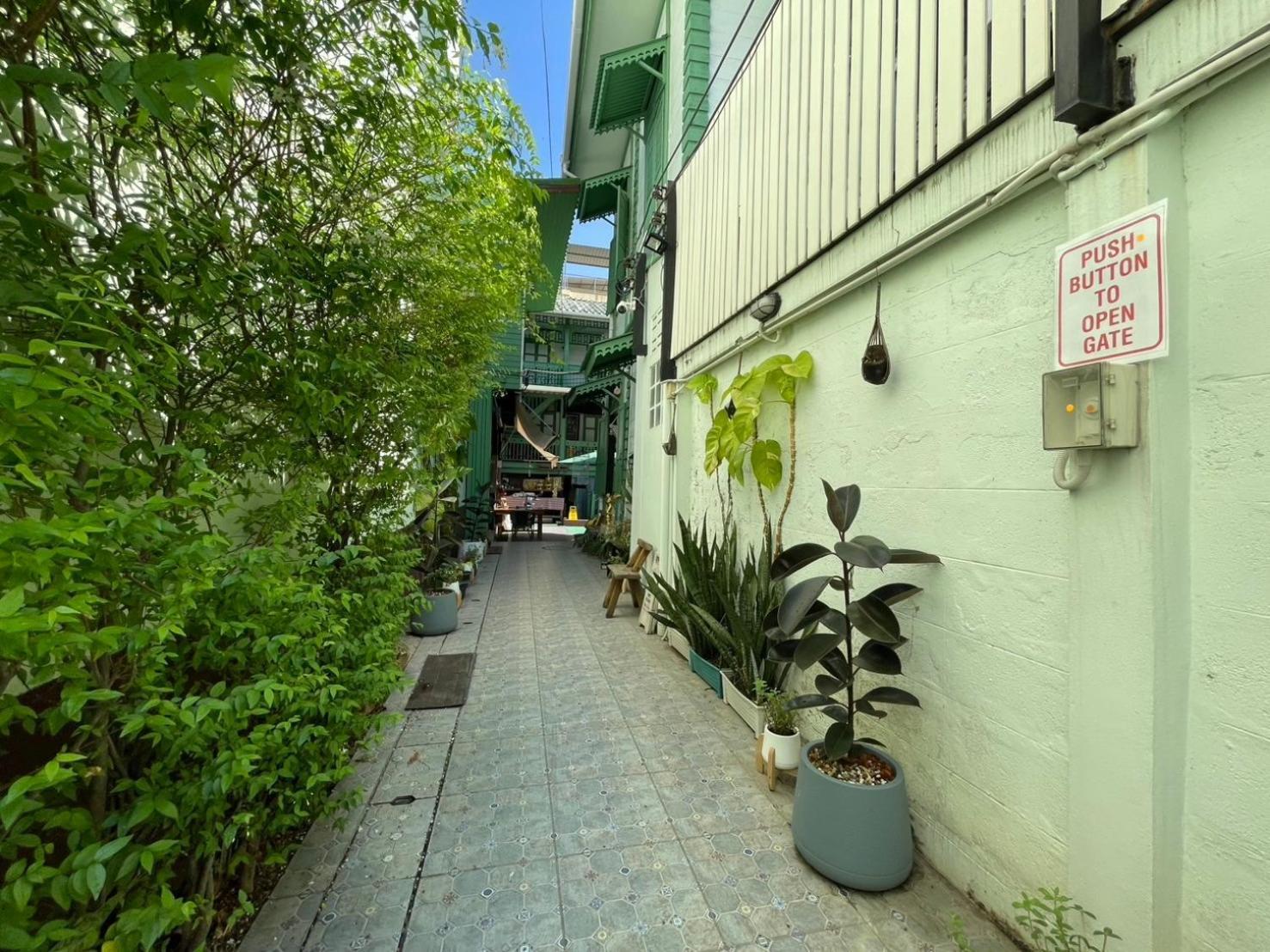 Green Teak House Bangkok Exterior photo